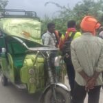 ई रिक्शा चालक अपना रिक्शा लेकर रोडवेज बस में घुसा